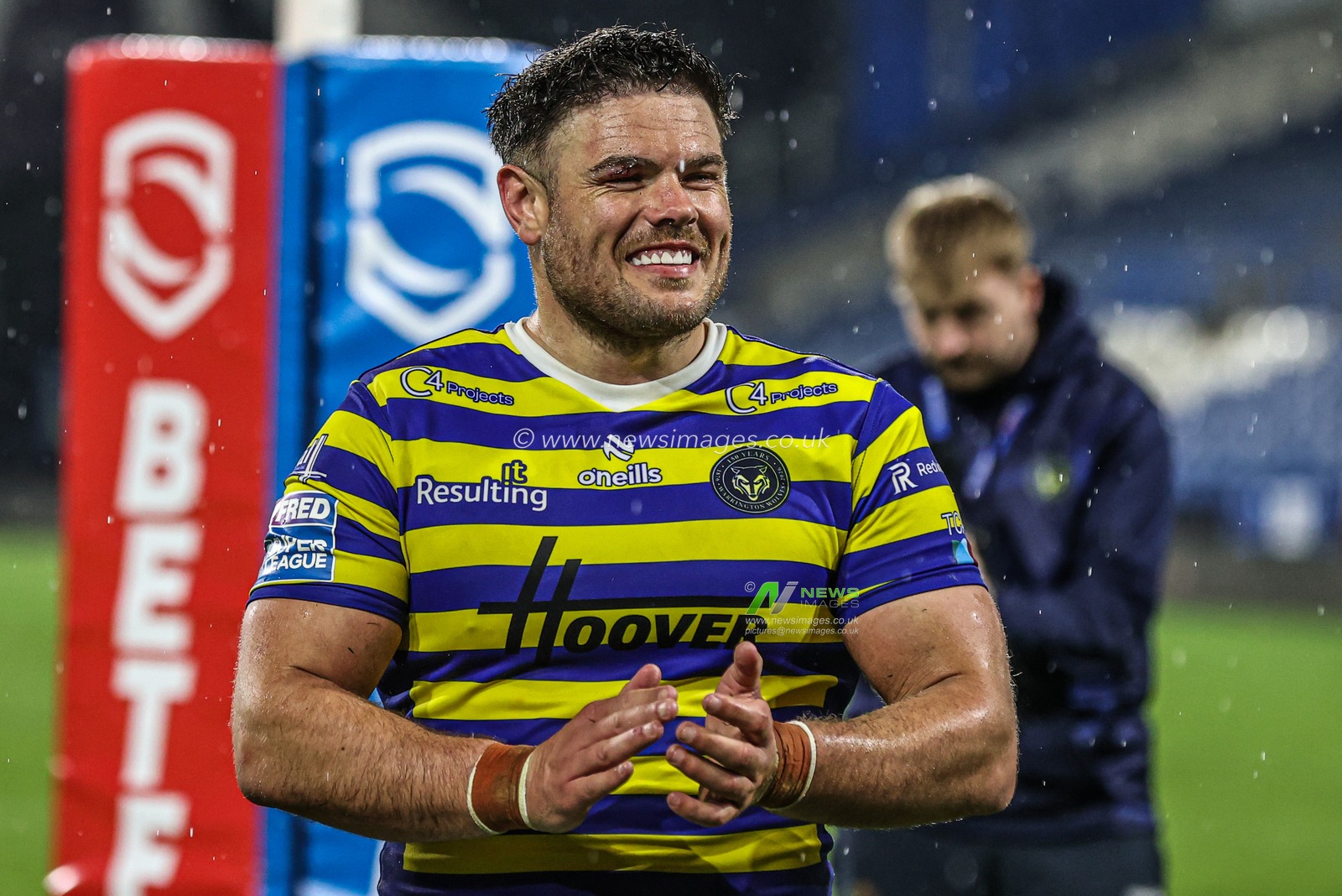 Joe Philbin of Warrington Wolves applauds the fans after the game during the Betfred Super League round 10 match Huddersfield Giants vs Warrington Wolves at Accu Stadium, Huddersfield, United Kingdom on 02 May 2026

(Photo by Alfie Cosgrove/News Images)