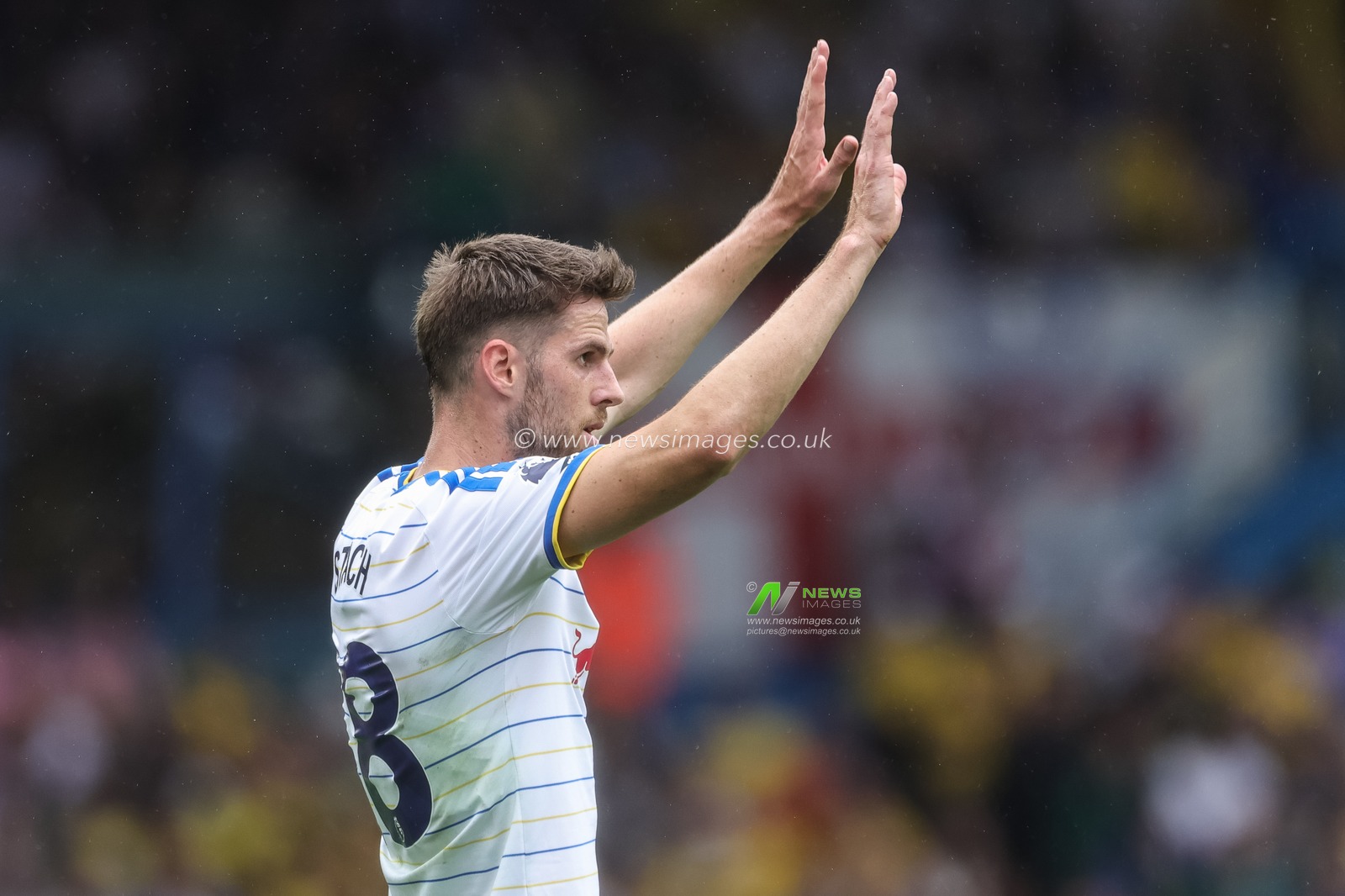 Anton Stach of Leeds United gives his team instructions from a set play during the Premier League match Leeds United vs Brentford at Elland Road, Leeds, United Kingdom on 30 August 2026

(Photo by Mark Cosgrove/News Images)