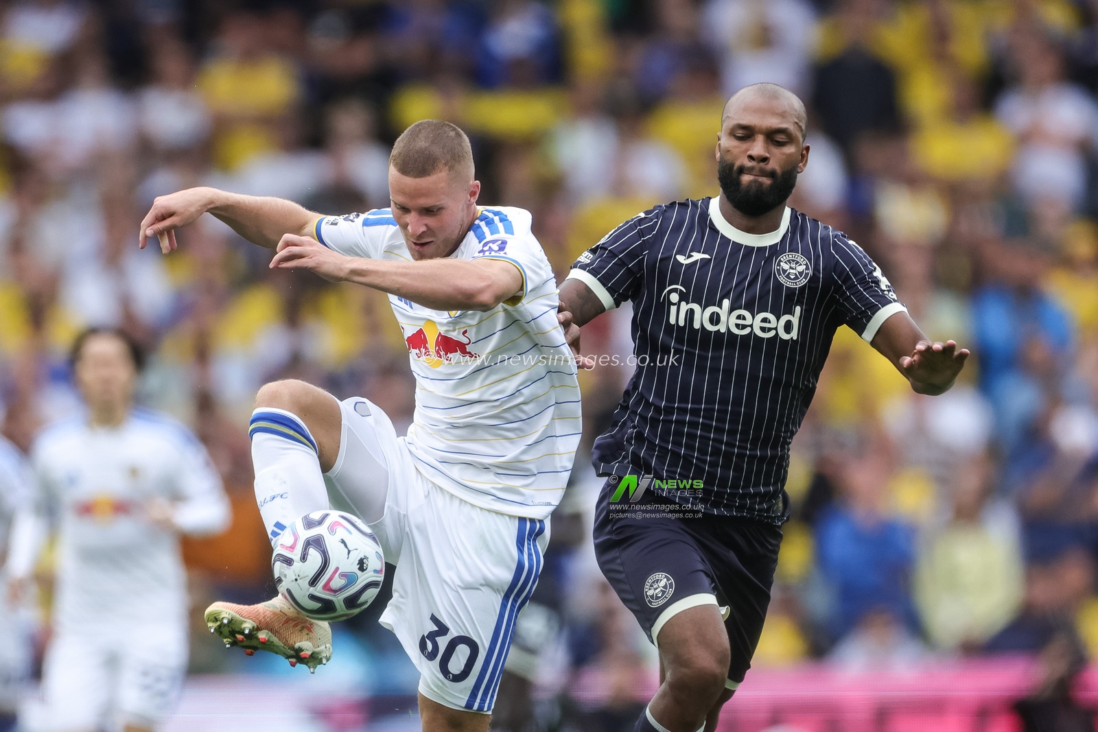Nico Elvedi of Leeds United wins the ball from Igor Thiago of Brentford during the Premier League match Leeds United vs Brentford at Elland Road, Leeds, United Kingdom on 30 August 2026

(Photo by Mark Cosgrove/News Images)