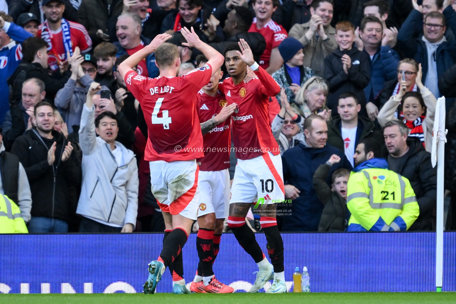 Marcus Rashford of Manchester United celebrates his goal to make it 1-0 during the Premier League match Manchester United vs Everton at Old Trafford, Manchester, United Kingdom, 1st December 2024

(Photo by Craig Thomas/News Images)