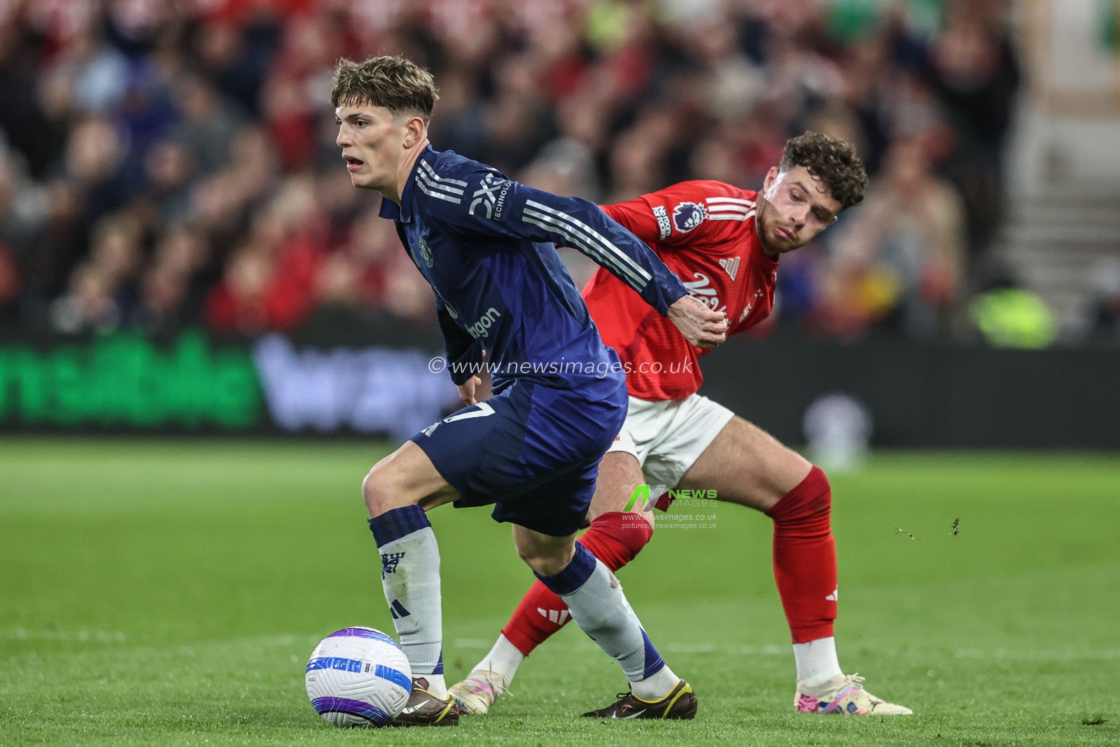 Alejandro Garnacho of Manchester United and Neco Williams of Nottingham Forest battle for the ball during the Premier League match Nottingham Forest vs Manchester United at City Ground, Nottingham, United Kingdom, 1st April 2025

(Photo by Alfie Cosgrove/News Images)