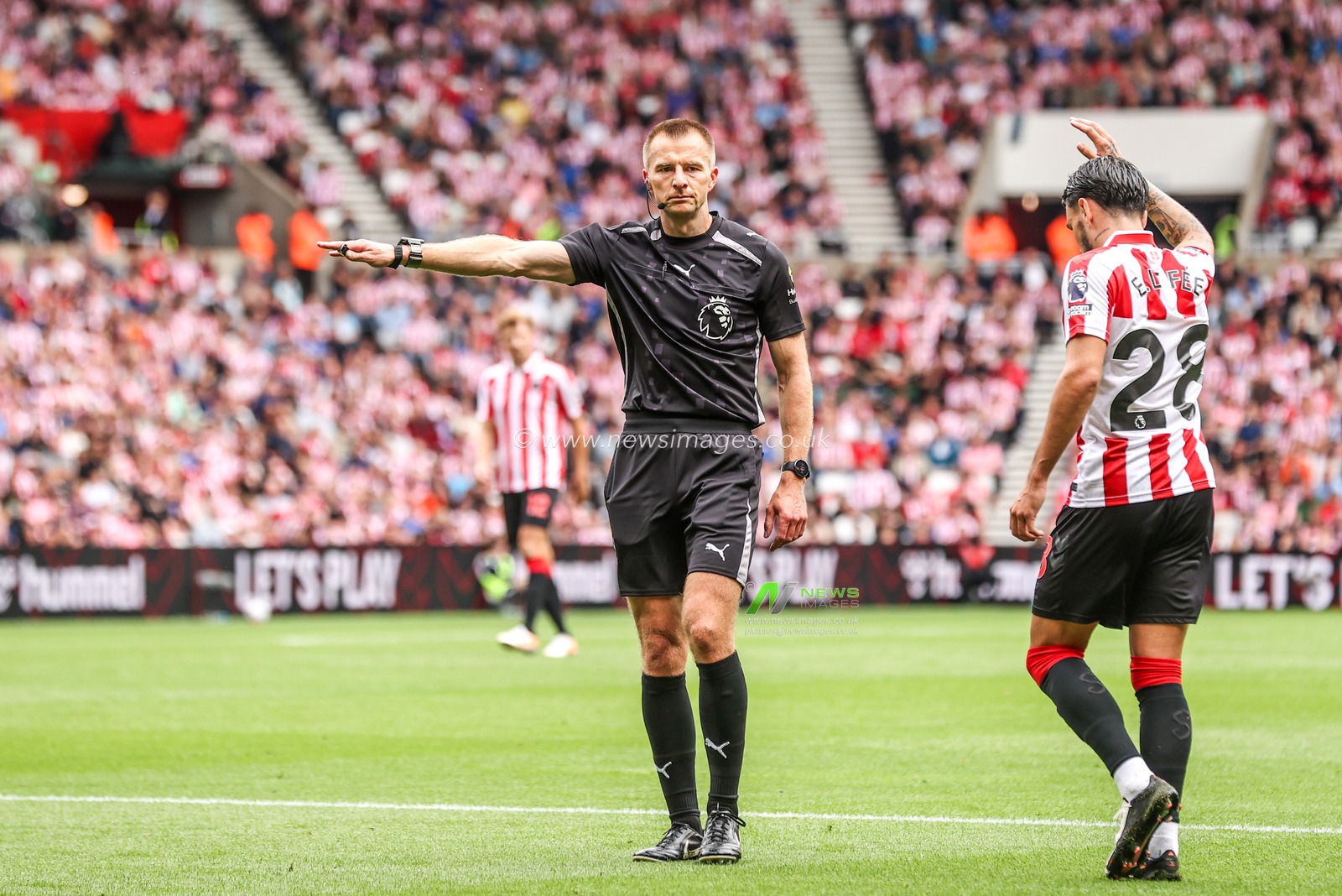 Referee Michael Salisbury points for a Fulham goal kick during the Premier League match Sunderland vs Fulham at Stadium Of Light, Sunderland, United Kingdom on 30 August 2026

(Photo by Alfie Cosgrove/News Images)