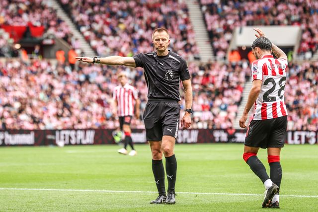 Referee Michael Salisbury points for a Fulham goal kick during the Premier League match Sunderland vs Fulham at Stadium Of Light, Sunderland, United Kingdom on 30 August 2026

(Photo by Alfie Cosgrove/News Images)