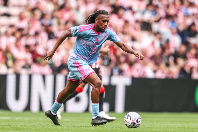 Alex Iwobi of Fulham breaks with the ball during the Premier League match Sunderland vs Fulham at Stadium Of Light, Sunderland, United Kingdom on 30 August 2026

(Photo by Alfie Cosgrove/News Images)