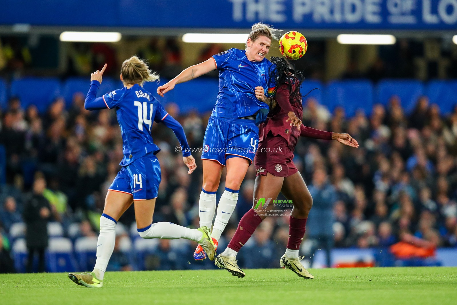 Millie Bright of Chelsea Women jumps for the ball with Khadija Shaw of Manchester City Women during the Barclays Women's Super League match Chelsea FC Women vs Manchester City Women at Stamford Bridge, London, United Kingdom, 16th November 2024

(Photo by Izzy Poles/News Images)