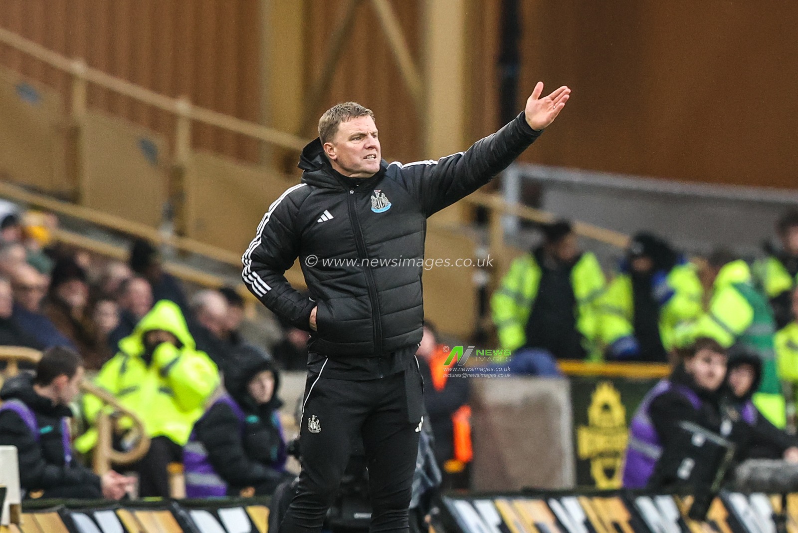 Eddie Howe manager of Newcastle United gives his team instructions during the Premier League match Wolverhampton Wanderers vs Newcastle United at Molineux, Wolverhampton, United Kingdom, 18th January 2026

(Photo by Alfie Cosgrove/News Images)