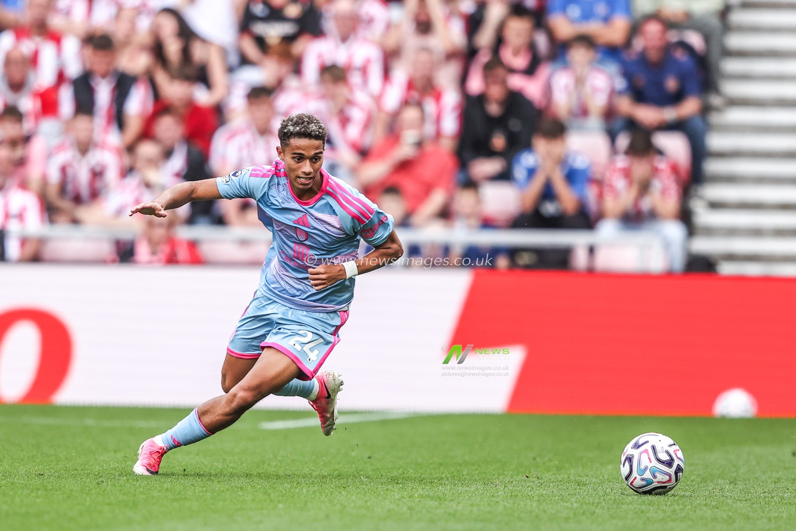 Josh King of Fulham breaks with the ball during the Premier League match Sunderland vs Fulham at Stadium Of Light, Sunderland, United Kingdom on 30 August 2026

(Photo by Alfie Cosgrove/News Images)