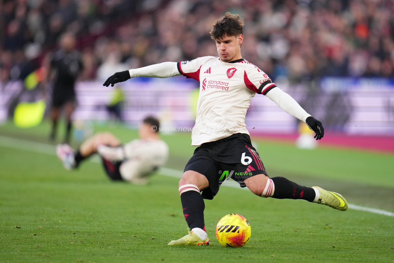 Milos Kerkez of Liverpool attempts cross during the Premier League match West Ham United vs Liverpool at London Stadium, London, United Kingdom, 30th November 2025

(Photo by Harvey Murphy/News Images)

*** GER AUT SUI OUT ***