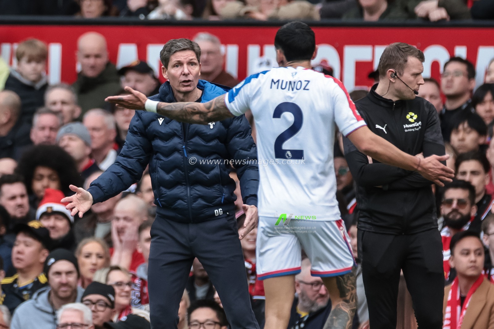 Oliver Glasner manager of Crystal Palace gives instruction to Daniel Munoz of Crystal Palace during the Premier League match Manchester United vs Crystal Palace at Old Trafford, Manchester, United Kingdom on 01 March 2026

(Photo by Mark Cosgrove/News Images)
