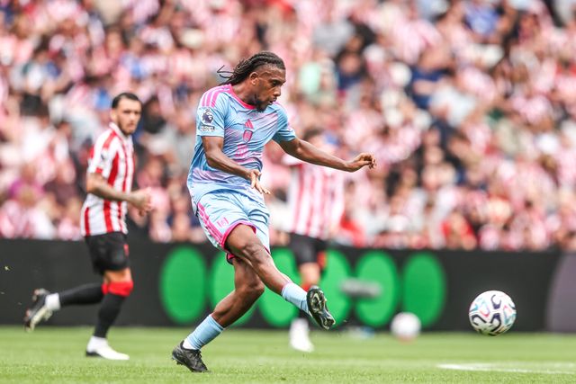 Alex Iwobi of Fulham passes the ball during the Premier League match Sunderland vs Fulham at Stadium Of Light, Sunderland, United Kingdom on 30 August 2026

(Photo by Alfie Cosgrove/News Images)