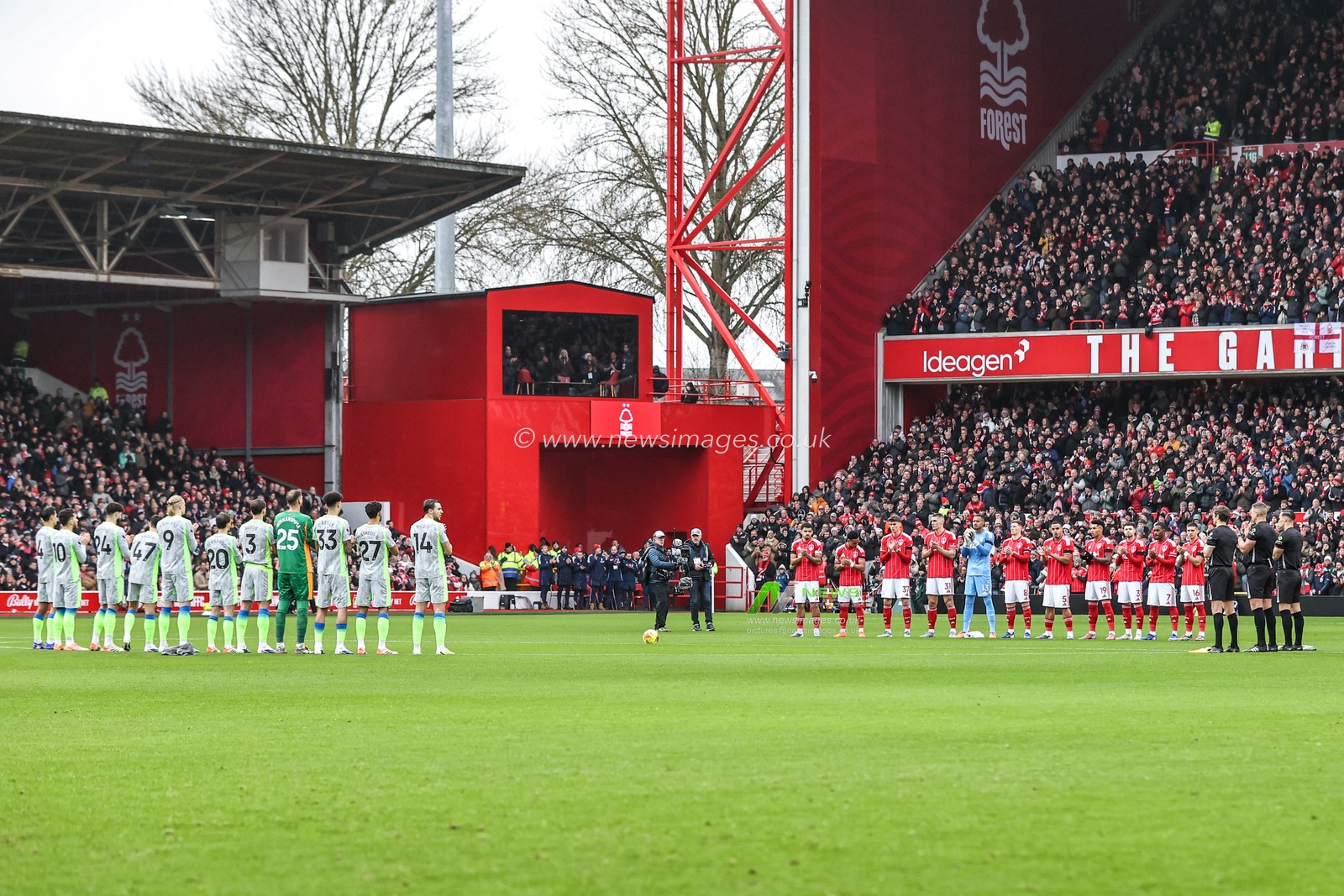 The fans, players and managers applaud in memory of John Robertson during the Premier League match Nottingham Forest vs Manchester City at City Ground, Nottingham, United Kingdom, 27th December 2025

(Photo by Alfie Cosgrove/News Images)

*** GER AUT SUI OUT ***