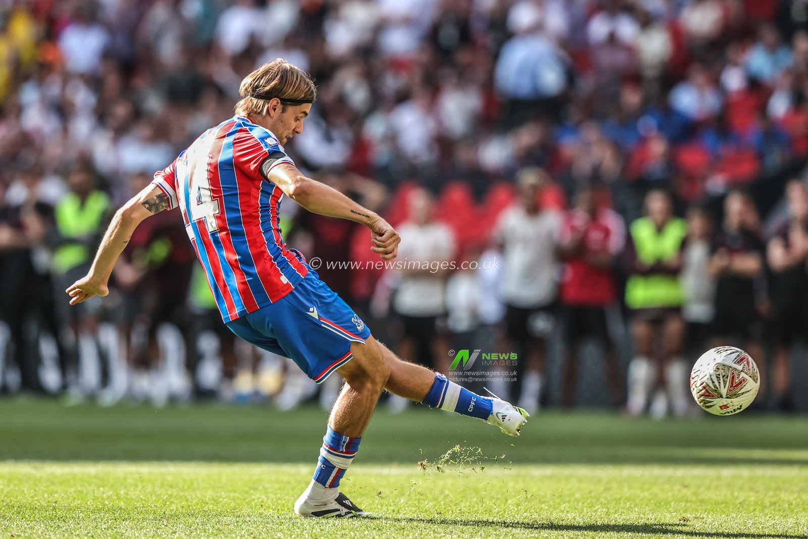 Borna Sosa of Crystal Palace misses his penalty during the The FA Community Shield match Crystal Palace vs Liverpool at Wembley Stadium, London, United Kingdom, 10th August 2025

(Photo by Alfie Cosgrove/News Images)