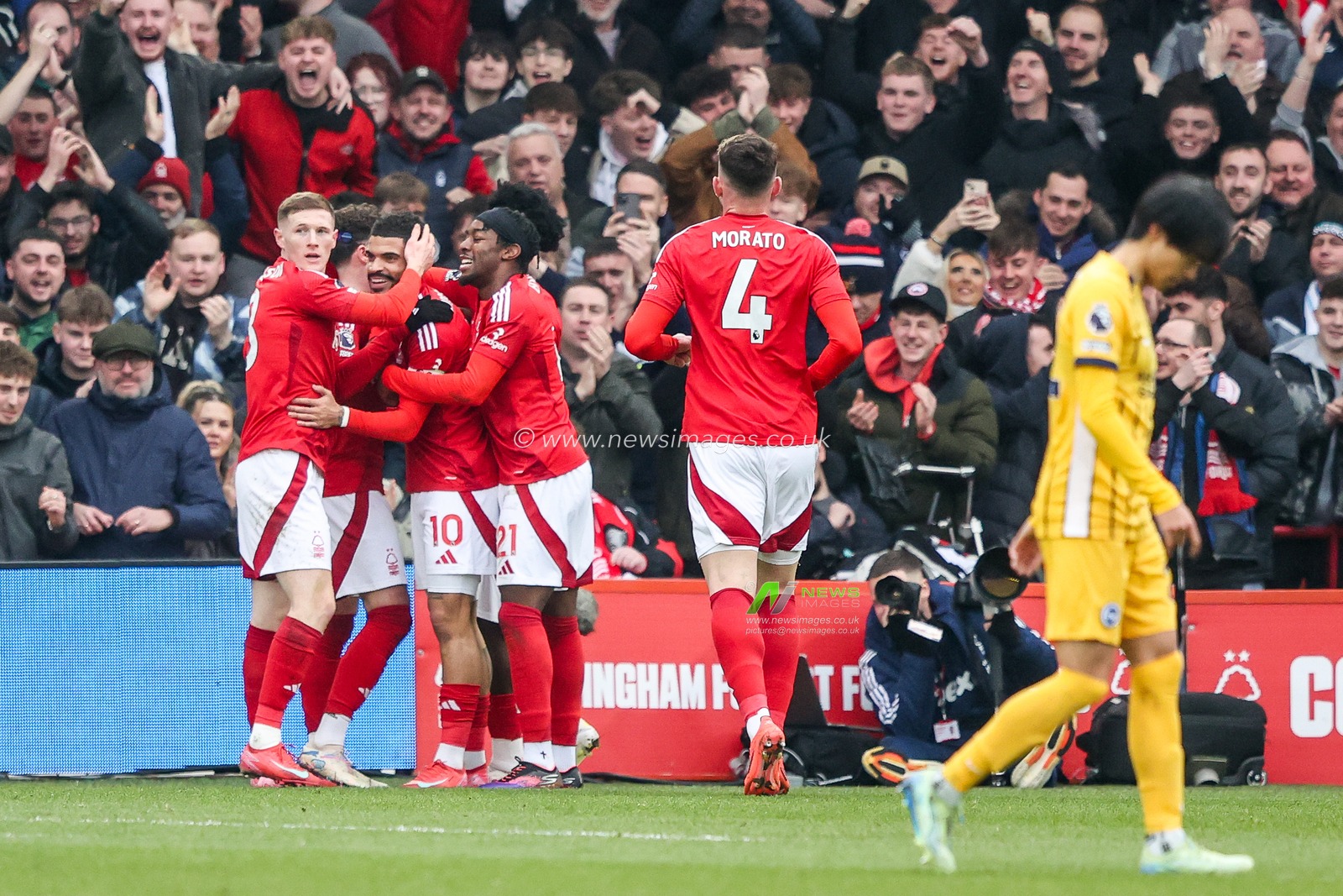 Morgan Gibbs-White of Nottingham Forest celebrates a Brighton & Hove Albion own goal with teammates to make it 1-0 during the Premier League match Nottingham Forest vs Brighton and Hove Albion at City Ground, Nottingham, United Kingdom, 1st February 2025

(Photo by Alfie Cosgrove/News Images)