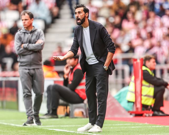Alvaro Arbeloa manager of Fulham gives his team instructions during the Premier League match Sunderland vs Fulham at Stadium Of Light, Sunderland, United Kingdom on 30 August 2026

(Photo by Alfie Cosgrove/News Images)