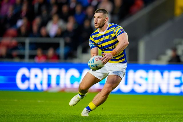 Danny Walker of Warrington Wolves passes the ball during the Betfred Super League round 14 match St Helens vs Warrington Wolves at The BrewDog Stadium, St Helens, United Kingdom on 11 June 2026

(Photo by Maynard Manyowa/News Images)