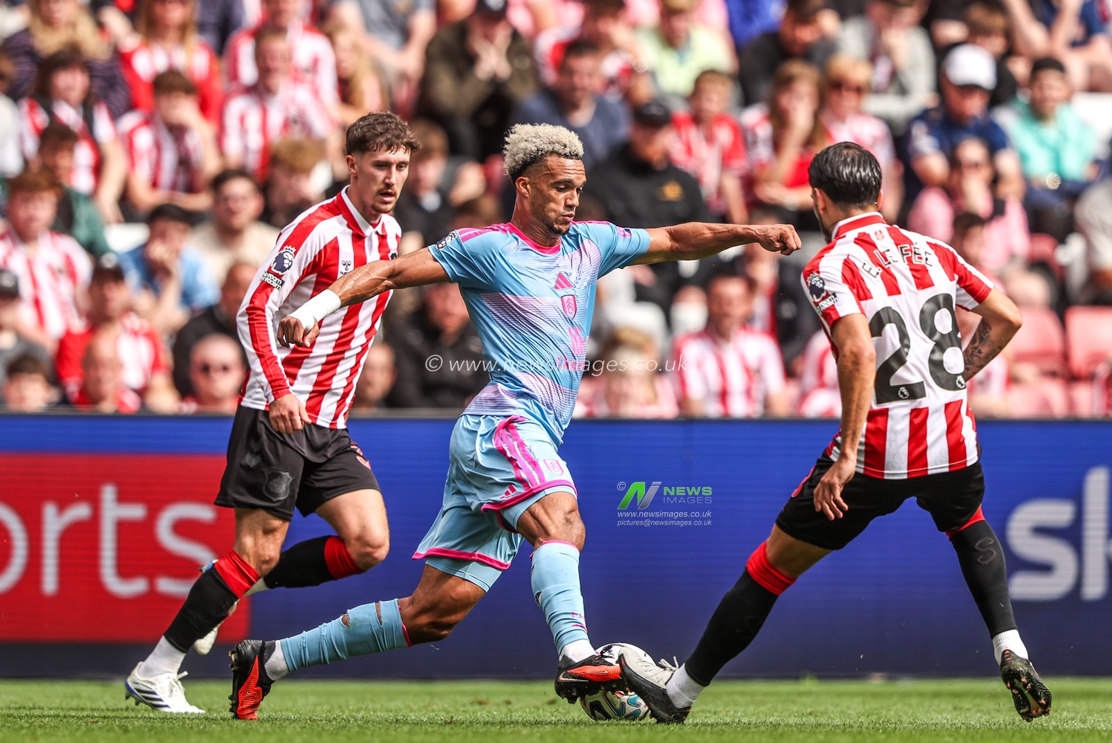 Antonee Robinson of Fulham breaks with the ball during the Premier League match Sunderland vs Fulham at Stadium Of Light, Sunderland, United Kingdom on 30 August 2026

(Photo by Alfie Cosgrove/News Images)