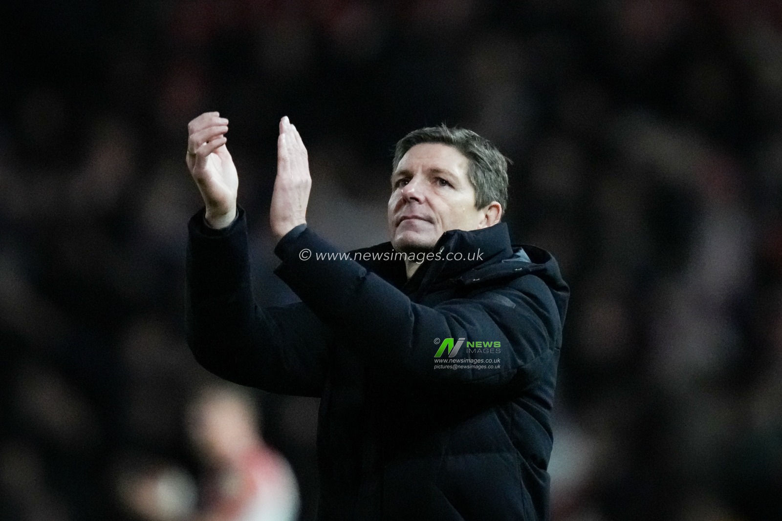Crystal Palace manager Oliver Glasner applauds the fans after the final whistle during the Premier League match Sunderland vs Crystal Palace at Stadium Of Light, Sunderland, United Kingdom, 17th January 2026

(Photo by Maynard Manyowa/News Images)