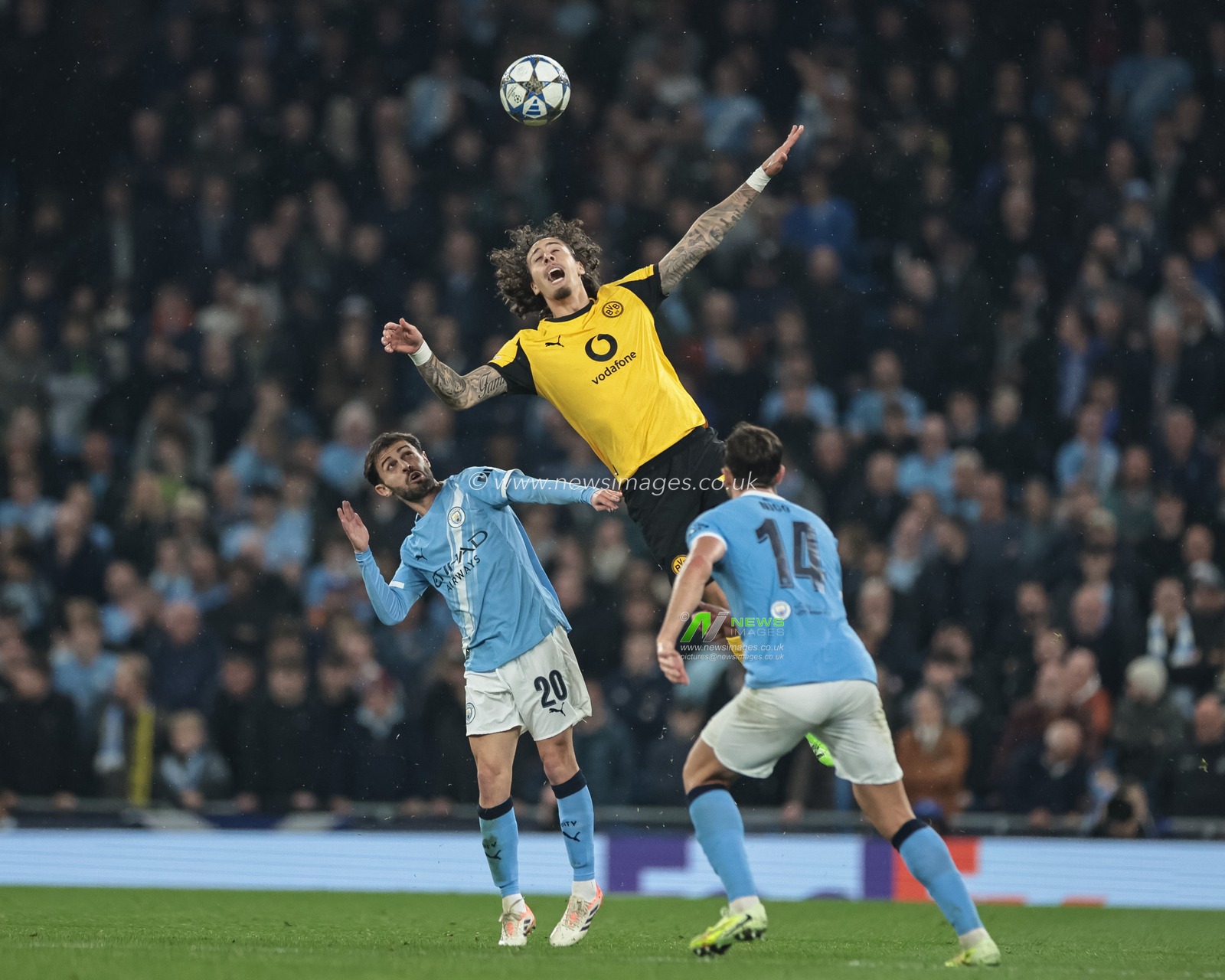 Fabio Silva of Borussia Dortmund jumps up to win the high ball from Bernardo Silva of Manchester City during the UEFA Champions League Matchday 4 of 8 Manchester City vs Borussia Dortmund at the City of Manchester Stadium, Manchester, United Kingdom, 5th November 2025

(Photo by Mark Cosgrove/News Images)

*** GER AUT SUI OUT ***