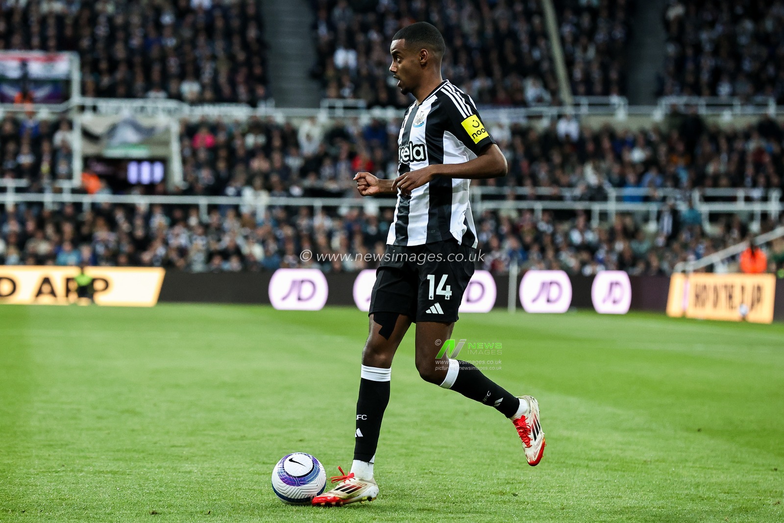 Alexander Isak of Newcastle United runs with the ball during the Premier League match Newcastle United vs Brentford at St. James's Park, Newcastle, United Kingdom, 2nd April 2025

(Photo by Alfie Cosgrove/News Images)