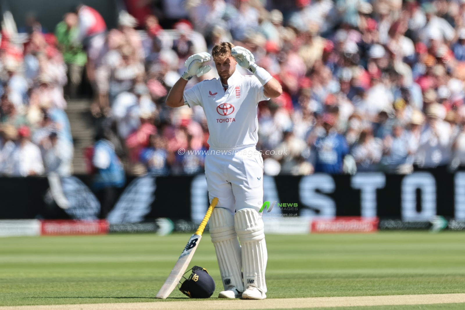 Joe Root of England celebrates a century (100 runs)during the 3rd Rothesay Test Match Day 2 England v India at Lords, London, United Kingdom, 11th July 2025

(Photo by Mark Cosgrove/News Images)