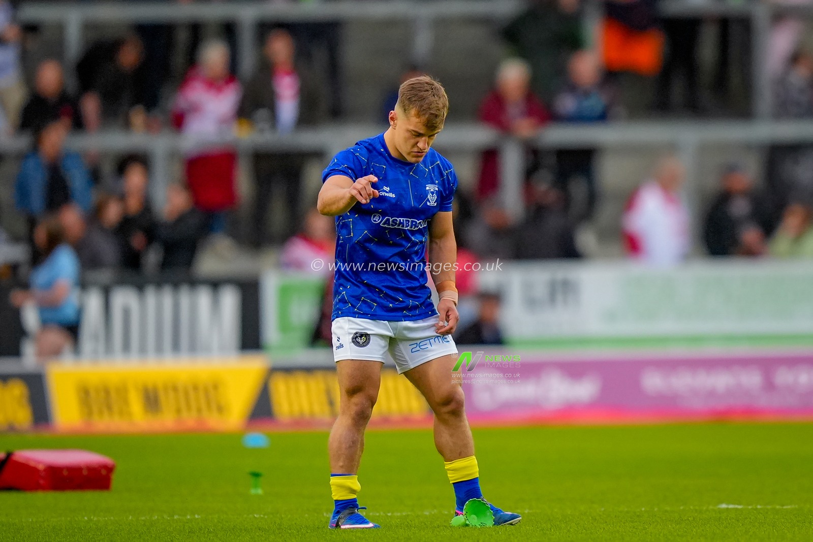 Warrington warriors players in the pre-game warm up session during the Betfred Super League round 14 match St Helens vs Warrington Wolves at The BrewDog Stadium, St Helens, United Kingdom on 11 June 2026

(Photo by Maynard Manyowa/News Images)