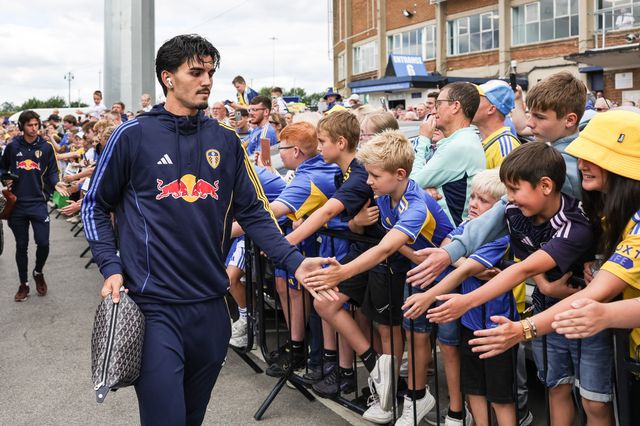 Pascal Struijk of Leeds United is greeted by the Leeds fans during the Pre-season friendly match Leeds United vs Villarreal at Elland Road, Leeds, United Kingdom, 2nd August 2025

(Photo by Mark Cosgrove/News Images)