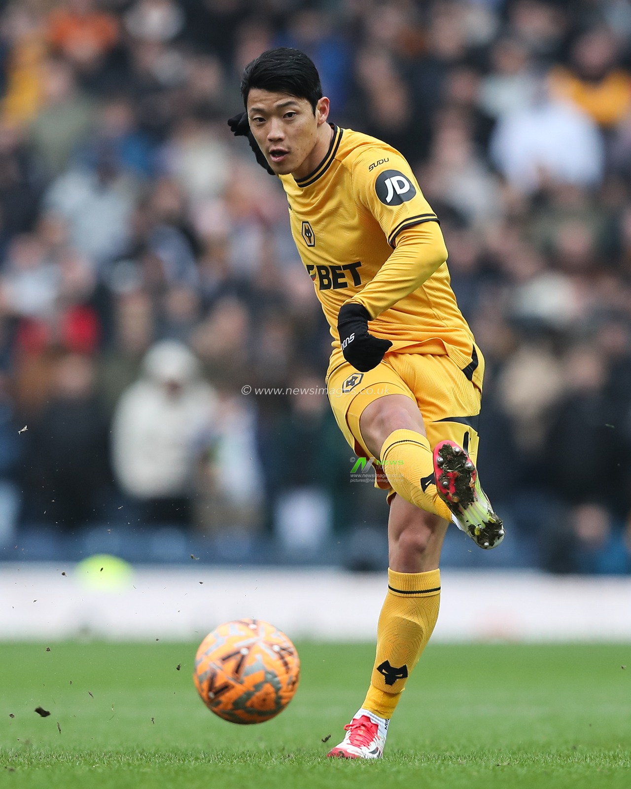 Hwang Hee-Chan of Wolverhampton Wanderers passes the ball during the Emirates FA Cup Fourth Round Blackburn Rovers vs Wolverhampton Wanderers at Ewood Park, Blackburn, United Kingdom, 9th February 2025

(Photo by Gareth Evans/News Images)