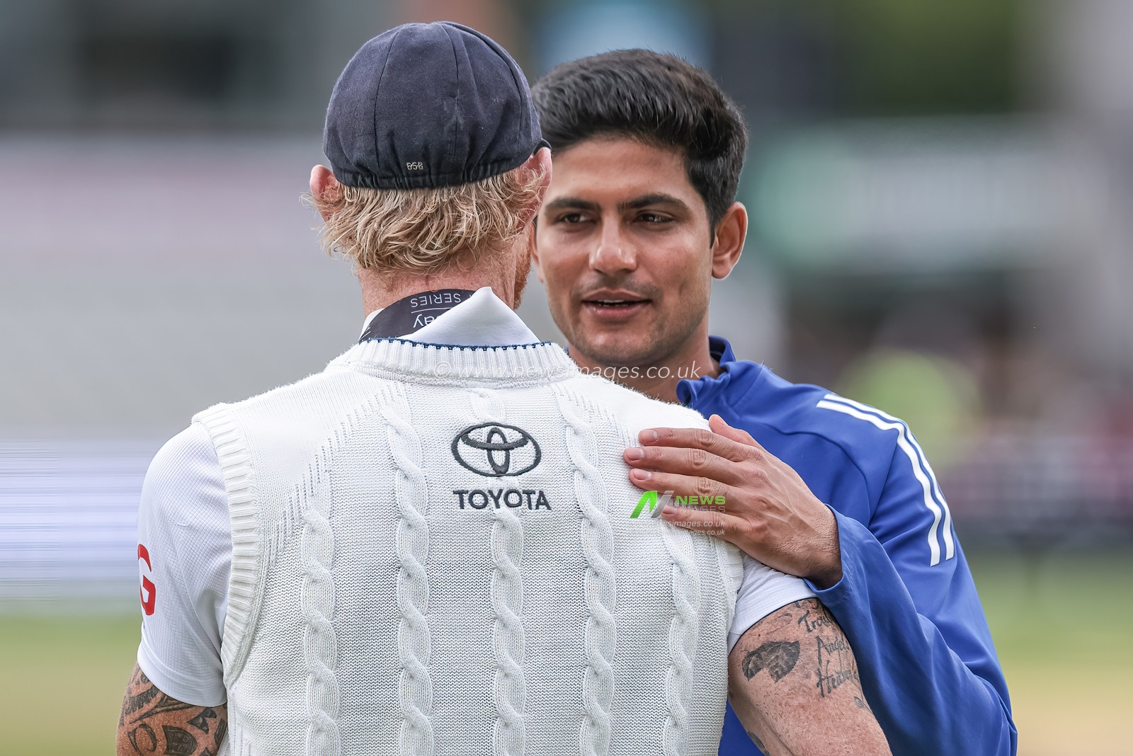 England captain Ben Stokes and India captain Shubman Gill shake hands during the 4th Rothesay Test Match Day 5 England vs India at Old Trafford Cricket Ground, Manchester, United Kingdom, 27th July 2025

(Photo by Mark Cosgrove/News Images)