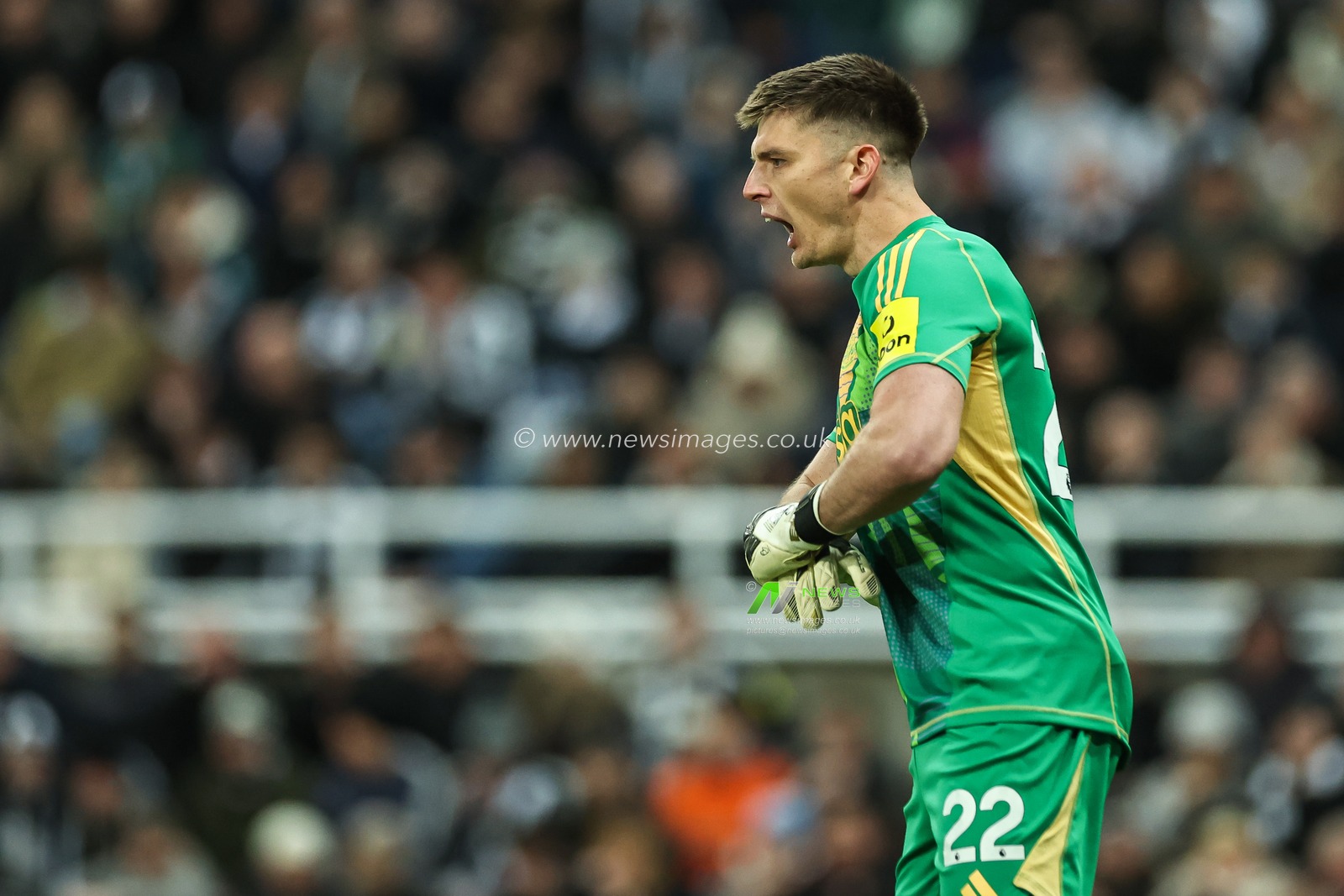 Nick Pope of Newcastle United gives his team instructions during the Premier League match Newcastle United vs West Ham United at St. James's Park, Newcastle, United Kingdom, 25th November 2024

(Photo by Mark Cosgrove/News Images)