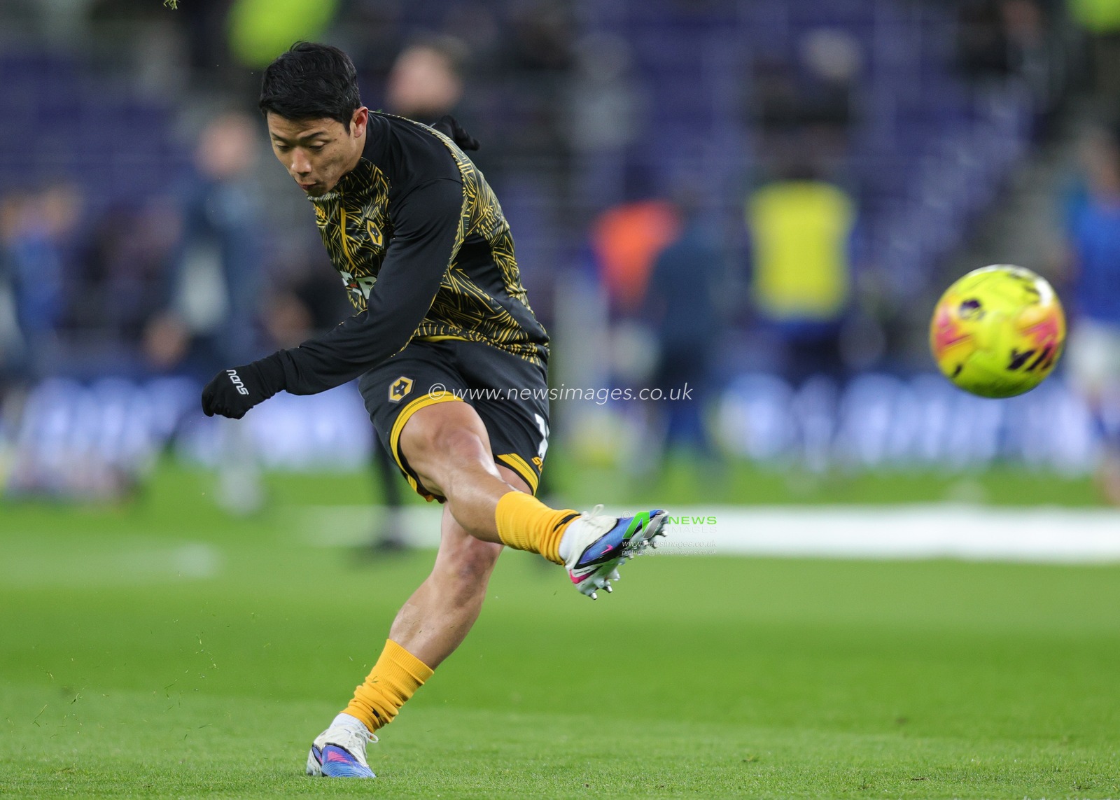 Hwang Hee-Chan of Wolverhampton Wanderers in the pregame warmup session during the Premier League match Everton vs Wolverhampton Wanderers at Hill Dickinson Stadium, Liverpool, United Kingdom, 7th January 2026

(Photo by Richard Bierton/News Images)

*** GER AUT SUI OUT ***
