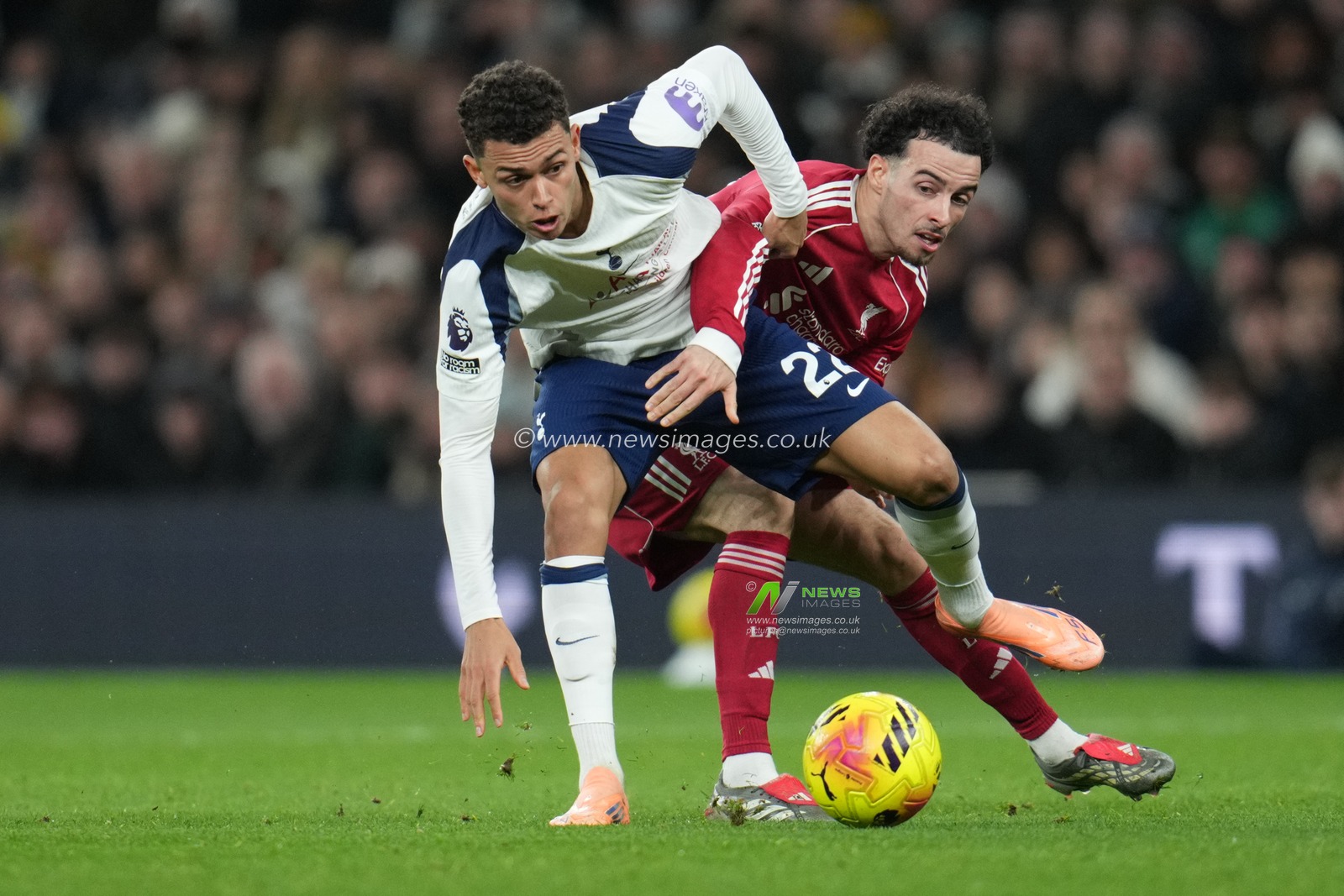 Curtis Jones of Liverpool and Brennan Johnson of Tottenham Hotspur battle during the Premier League match Tottenham Hotspur vs Liverpool at Tottenham Hotspur Stadium, London, United Kingdom, 20th December 2025

(Photo by Harvey Murphy/News Images)

*** GER AUT SUI OUT ***