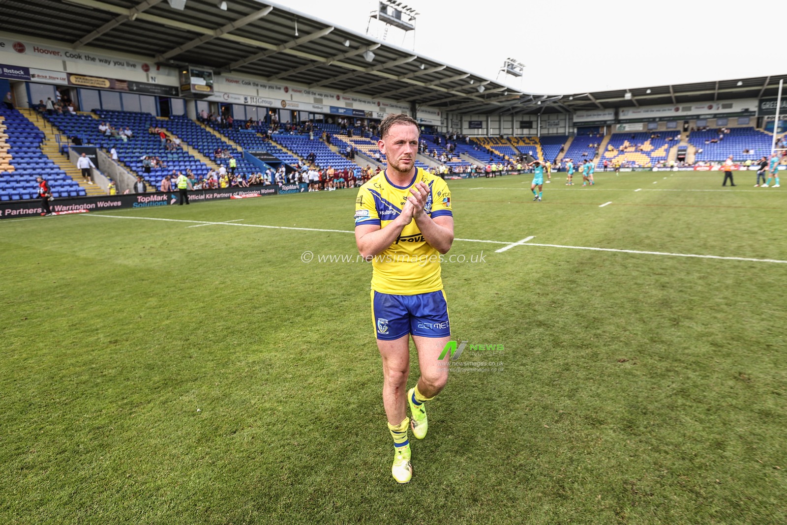 Ben Currie of Warrington Wolves applauds the fans after the game during the Betfred Super League round 15 match Warrington Wolves vs Huddersfield Giants at Halliwell Jones Stadium, Warrington, United Kingdom, 21st June 2025

(Photo by Alfie Cosgrove/News Images)