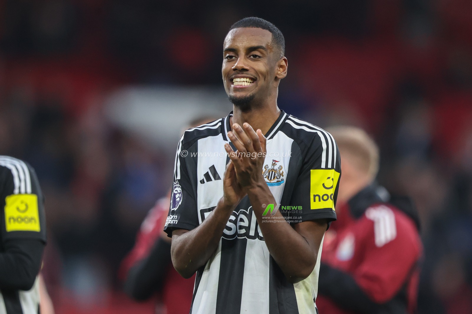 Alexander Isak of Newcastle applauds the fans after the game during the Premier League match Nottingham Forest vs Newcastle United at City Ground, Nottingham, United Kingdom, 10th November 2024

(Photo by Alfie Cosgrove/News Images)