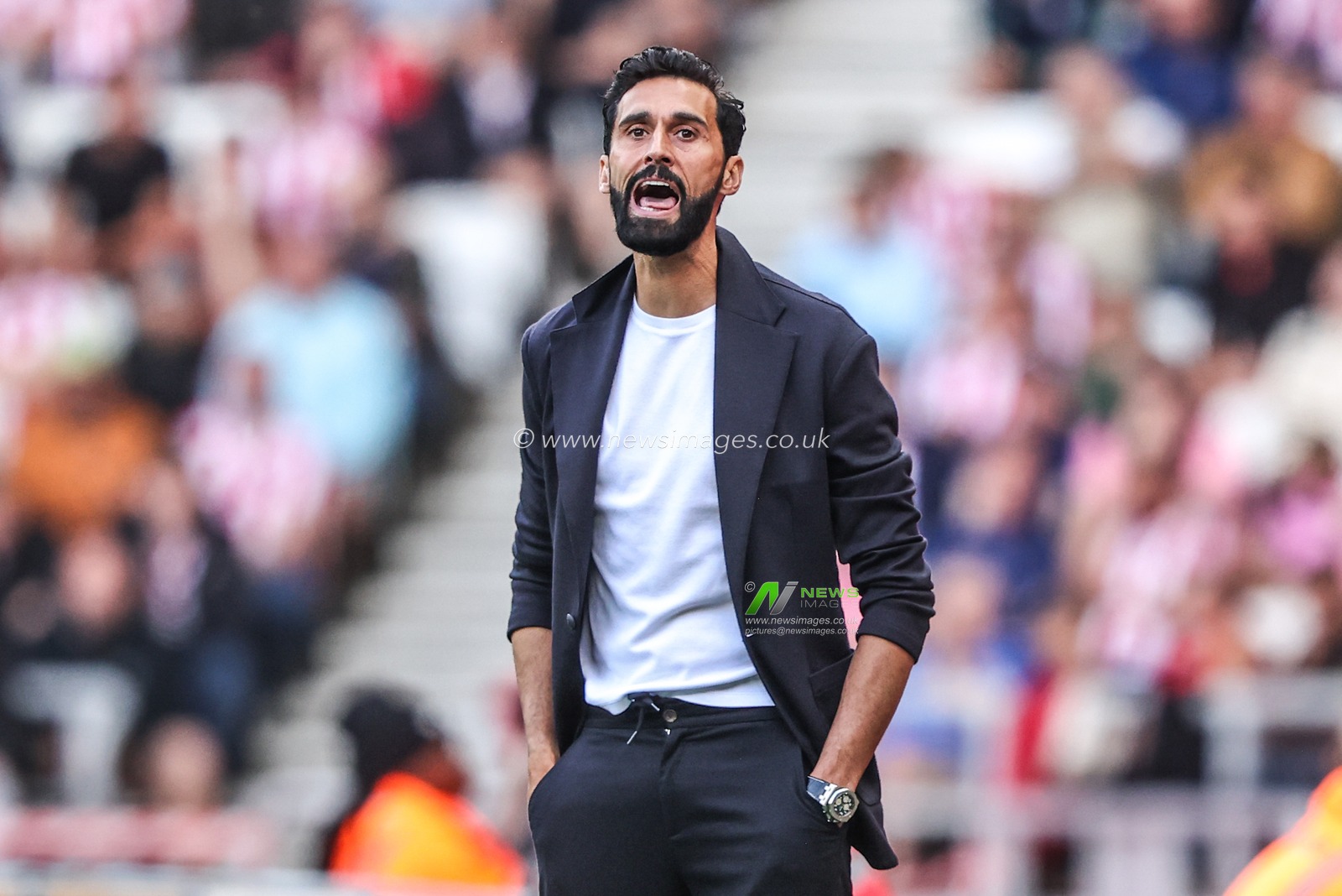 Alvaro Arbeloa manager of Fulham gives his team instructions during the Premier League match Sunderland vs Fulham at Stadium Of Light, Sunderland, United Kingdom on 30 August 2026

(Photo by Alfie Cosgrove/News Images)