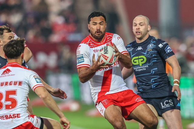 Peta Hiku of Hull KR catches the ball during the Betfred Super League Round 7 match Hull KR vs Wigan Warriors at Sewell Group Craven Park, Kingston upon Hull, United Kingdom, 11th April 2025

(Photo by Alfie Cosgrove/News Images)