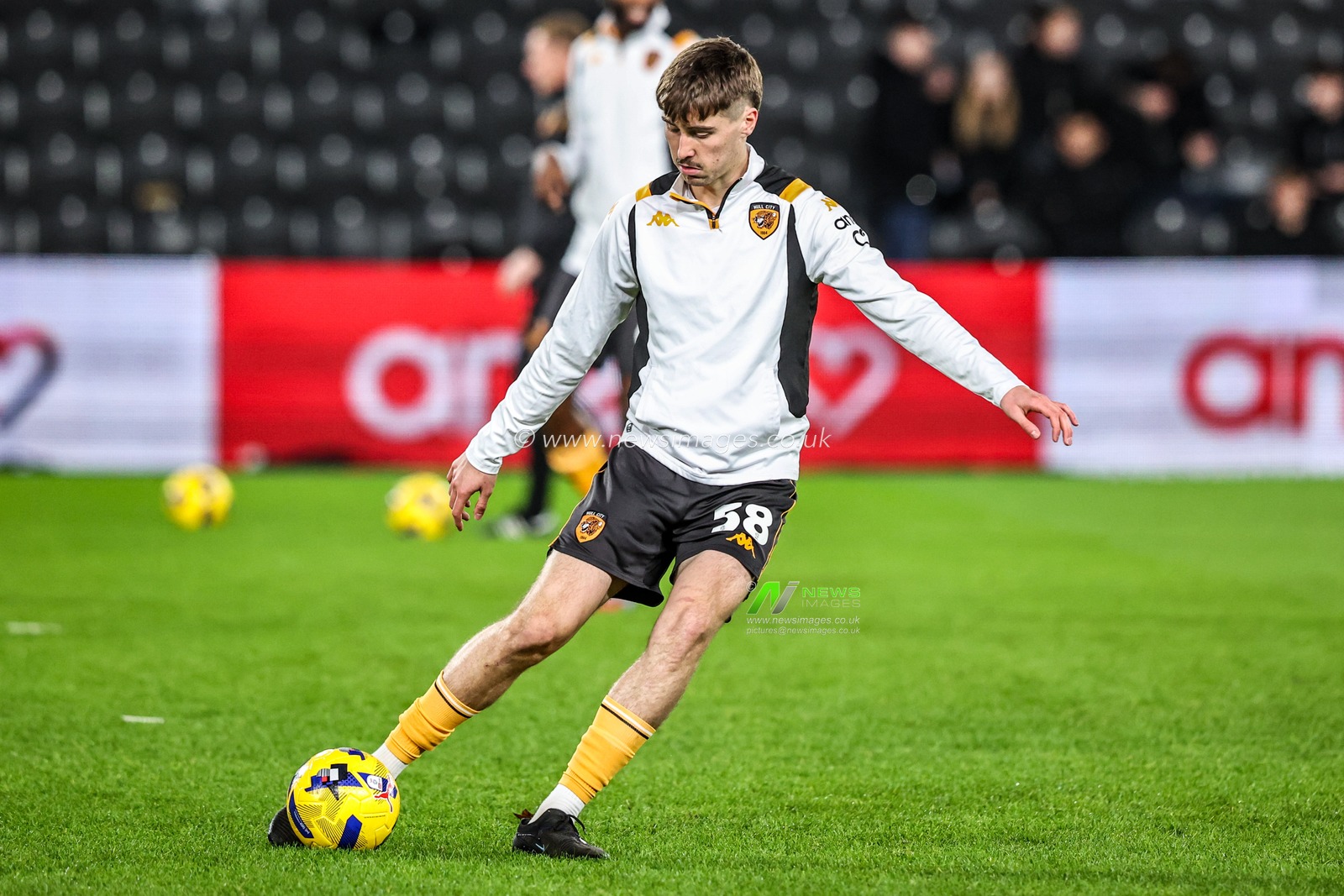 Cathal McCarthy of Hull City in the pregame warmup session during the Sky Bet Championship match Hull City vs Wrexham at MKM Stadium, Hull, United Kingdom, 10th December 2025

(Photo by Alfie Cosgrove/News Images)

*** GER AUT SUI OUT ***