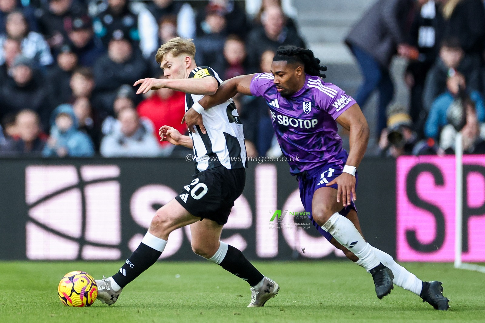 Lewis Hall of Newcastle United battles for the ball with Adama Traore of Fulham during the Premier League match Newcastle United vs Fulham at St. James's Park, Newcastle, United Kingdom, 1st February 2025

(Photo by Mark Cosgrove/News Images)