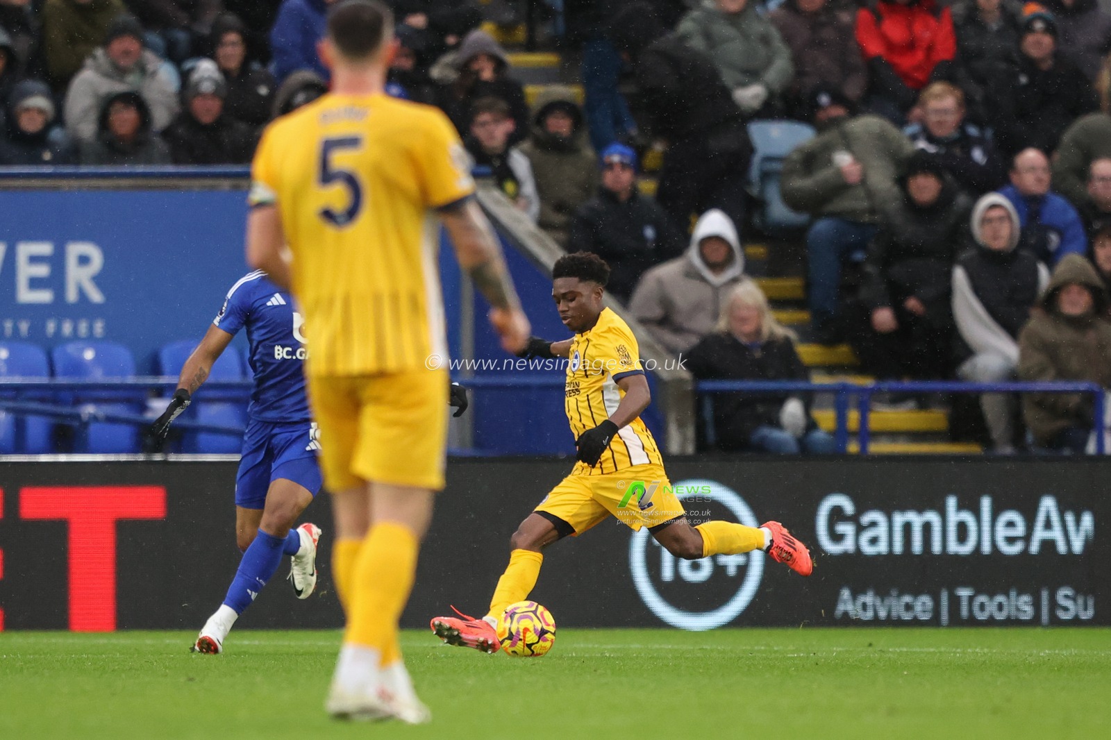 Tariq Lamptey of Brighton & Hove Albion scores to make it 0-1 during the Premier League match Leicester City vs Brighton and Hove Albion at King Power Stadium, Leicester, United Kingdom, 8th December 2024

(Photo by Alfie Cosgrove/News Images)