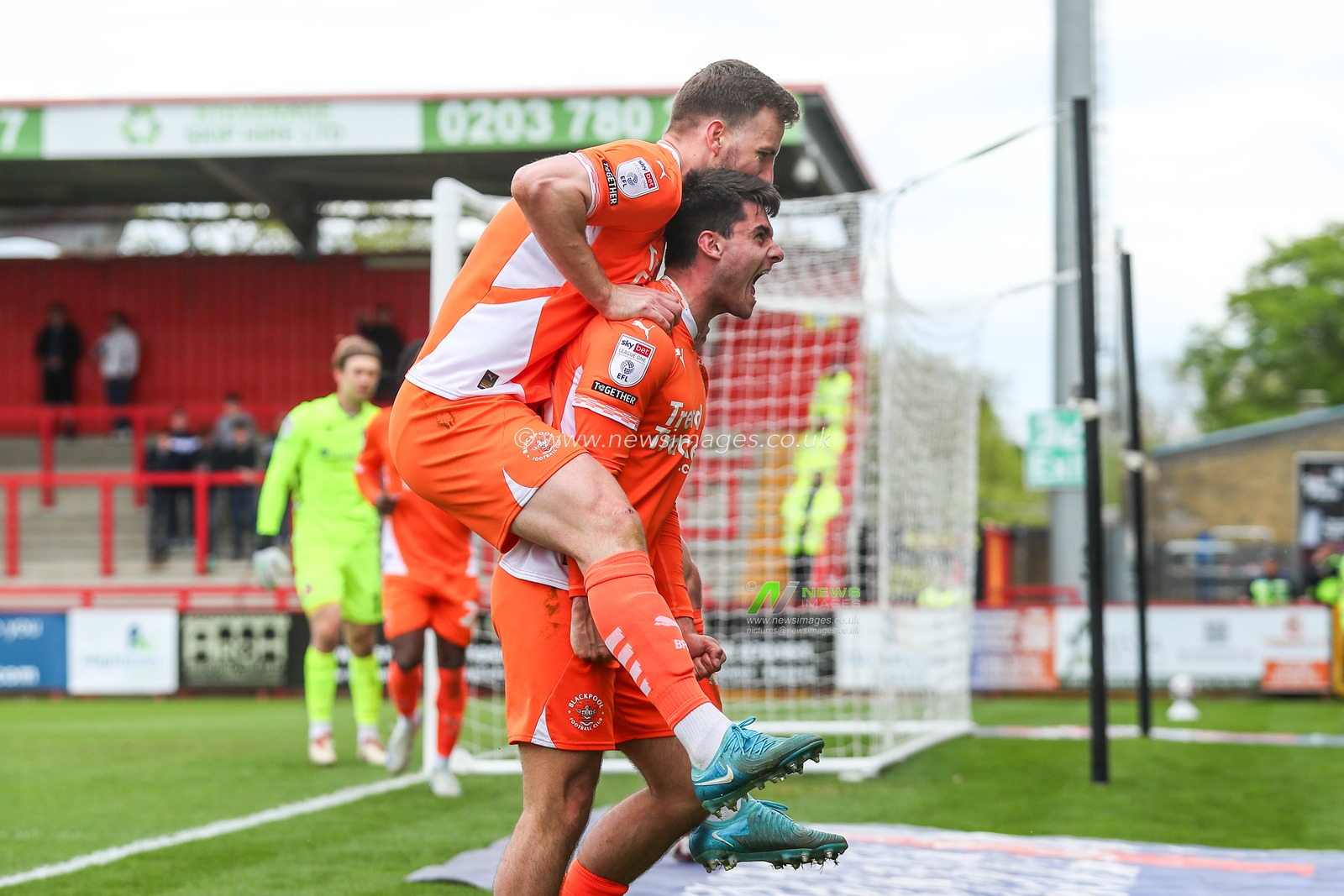 Rob Apter of Blackpool celebrates his goal to make it 0-1 during the Sky Bet League 1 match Stevenage vs Blackpool at Lamex Stadium, Stevenage, United Kingdom, 18th April 2025

(Photo by Gareth Evans/News Images)