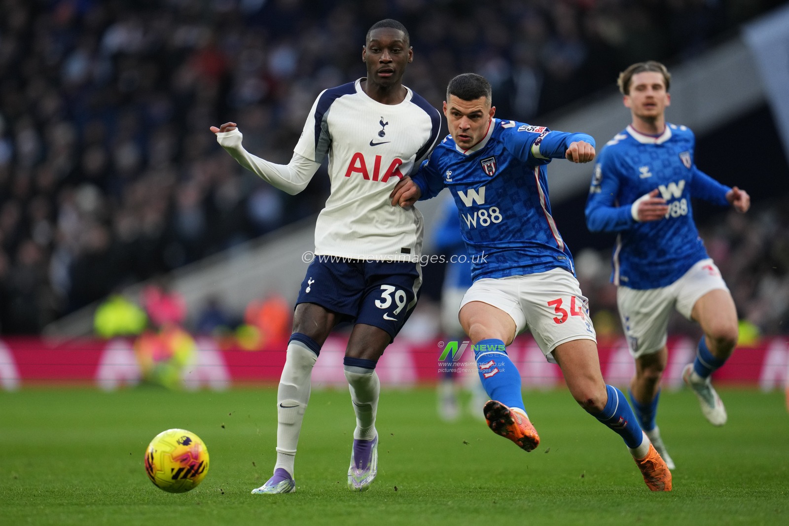 Randal Kolo Muani of Tottenham Hotspur and Granit Xhaka of Sunderland during the Premier League match Tottenham Hotspur vs Sunderland at Tottenham Hotspur Stadium, London, United Kingdom, 4th January 2026

(Photo by Harvey Murphy/News Images)

*** GER AUT SUI OUT ***