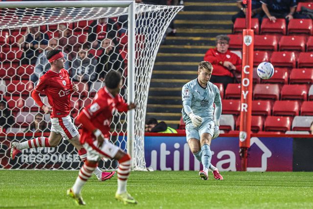 Blackpool goalkeeper Bailey Peacock-Farrell takes a goal kick during the Sky Bet League One match Barnsley vs Blackpool at Oakwell, Barnsley, United Kingdom on 02 September 2026

(Photo by Alfie Cosgrove/News Images)