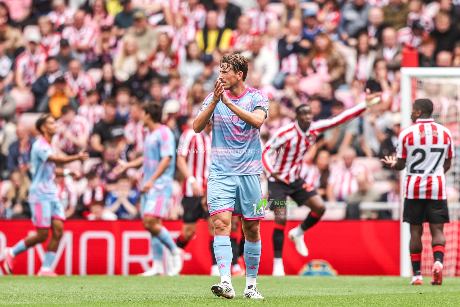 Sander Berge of Fulham applauds his team during the Premier League match Sunderland vs Fulham at Stadium Of Light, Sunderland, United Kingdom on 30 August 2026

(Photo by Alfie Cosgrove/News Images)