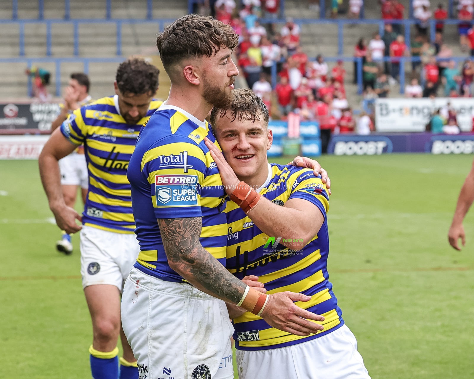 Matty Ashton of Warrington Wolves celebrates the win with Leon Hayes of Warrington Wolves during the Betfred Super League round 19 match Warrington Wolves vs Hull KR at The Halliwell Jones Stadium, Warrington, United Kingdom on 18 July 2026

(Photo by Mark Cosgrove/News Images)