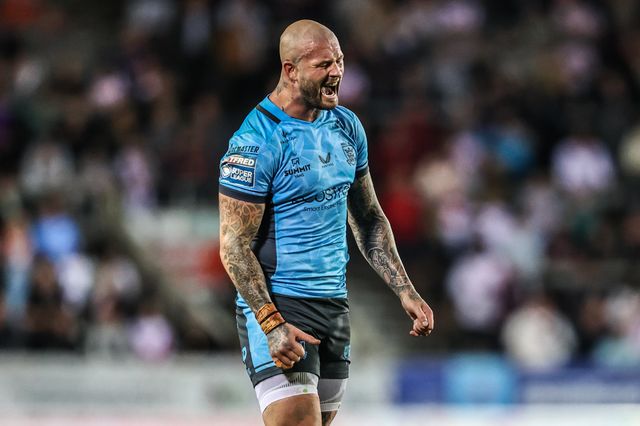 Zak Hardaker of Hull FC celebrates converting a penalty during the Betfred Super League round 23 match St Helens vs Hull FC at Totally Wicked Stadium, St Helens, United Kingdom, 22nd August 2025

(Photo by Alfie Cosgrove/News Images)