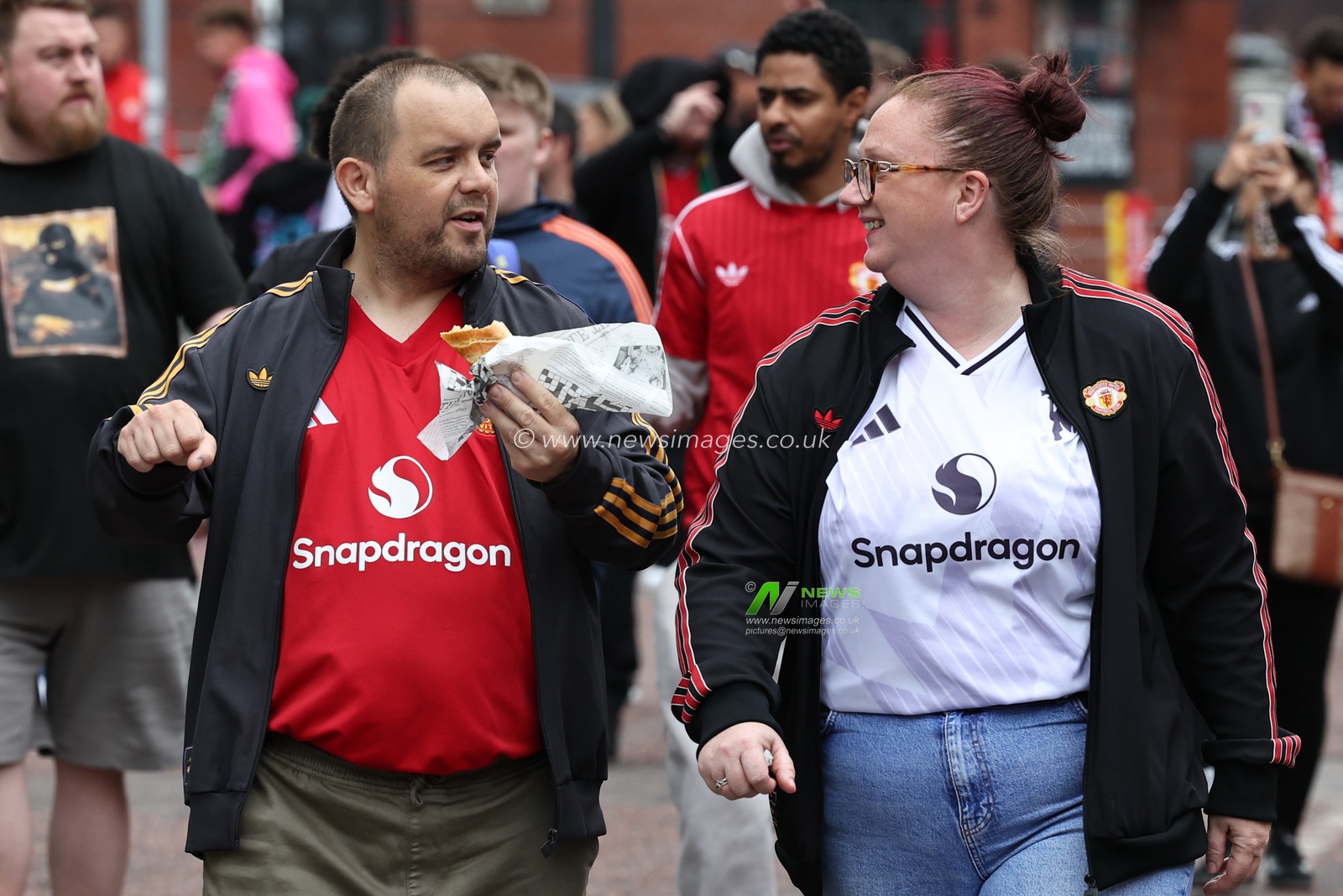 Manchester United fans having a bite to eat on their way to Old Trafford during the Premier League match Manchester United vs Burnley at Old Trafford, Manchester, United Kingdom, 30th August 2025

(Photo by Mark Cosgrove/News Images)