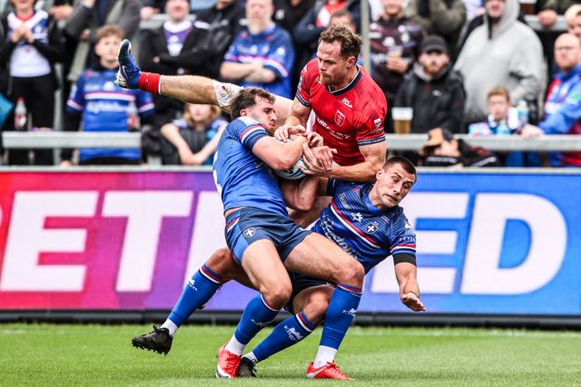 Joe Burgess of Hull KR jumps up to win the high ball during the Betfred Super League round 13 match Wakefield Trinity vs Hull KR at DIY Kitchens Stadium, Wakefield, United Kingdom on 06 June 2026

(Photo by Alfie Cosgrove/News Images)