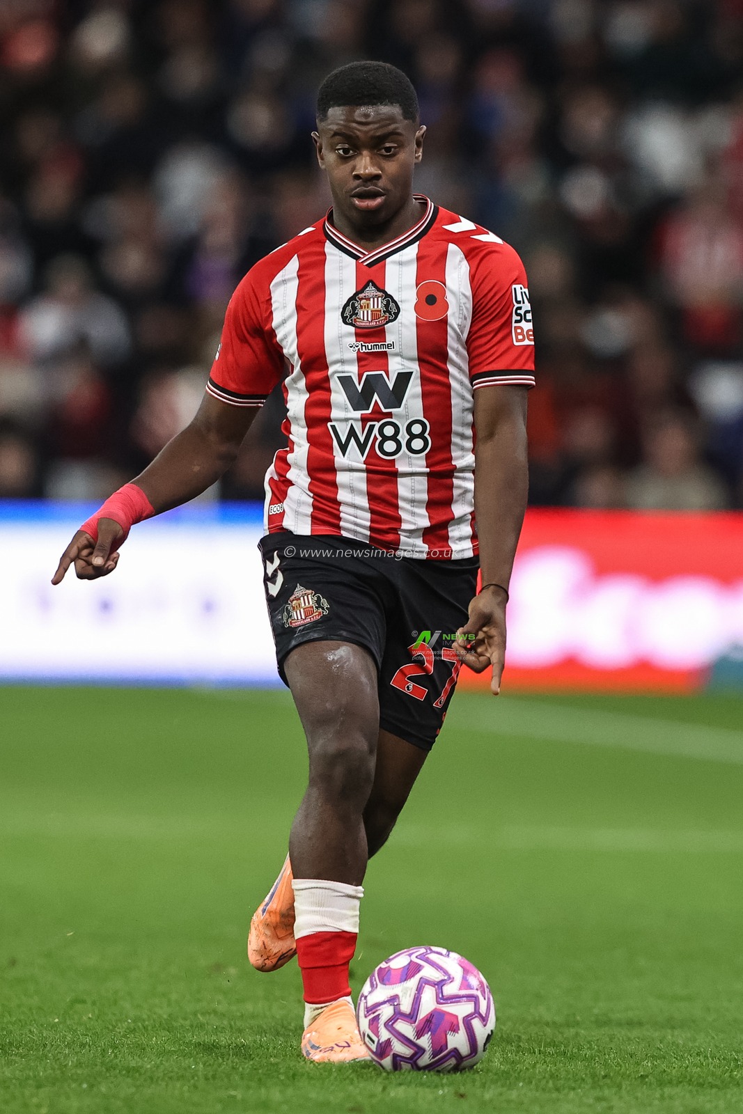 Noah Sadiki of Sunderland with the ball during the Premier League match Sunderland vs Everton at Stadium Of Light, Sunderland, United Kingdom, 3rd November 2025

(Photo by Alfie Cosgrove/News Images)

*** GER AUT SUI OUT ***