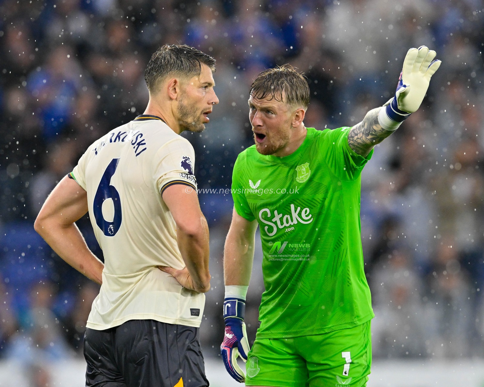 Jordan PICKFORD (Everton Goalkeeper) direct team mate James TARKOWSKI (Everton FC) during the Premier League match Leicester City vs Everton at King Power Stadium, Leicester, United Kingdom, 21st September 2024

(Photo by Mark Dunn/News Images)