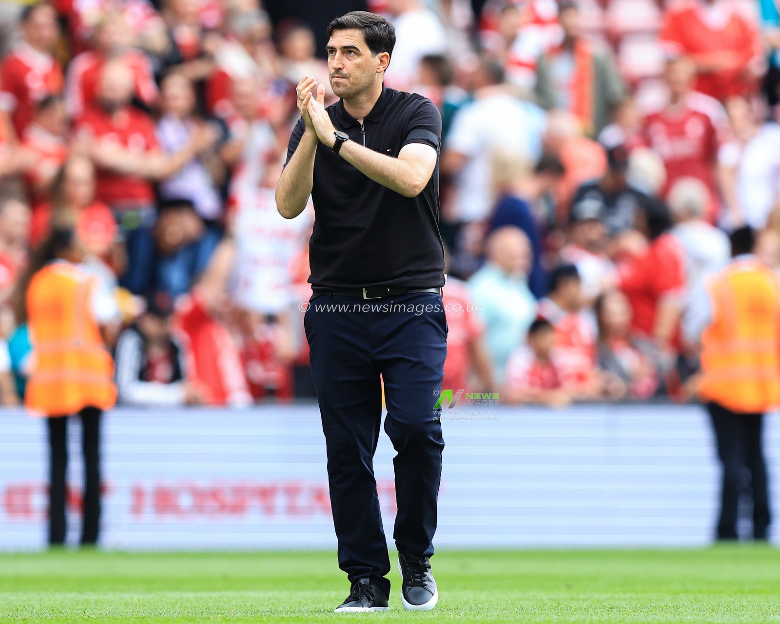 Liverpool manager Andoni Iraola claps fans during the pre-season friendly match Liverpool vs Monaco at Anfield, Liverpool, United Kingdom on 09 August 2026

(Photo by Jorge Horsted/News Images)