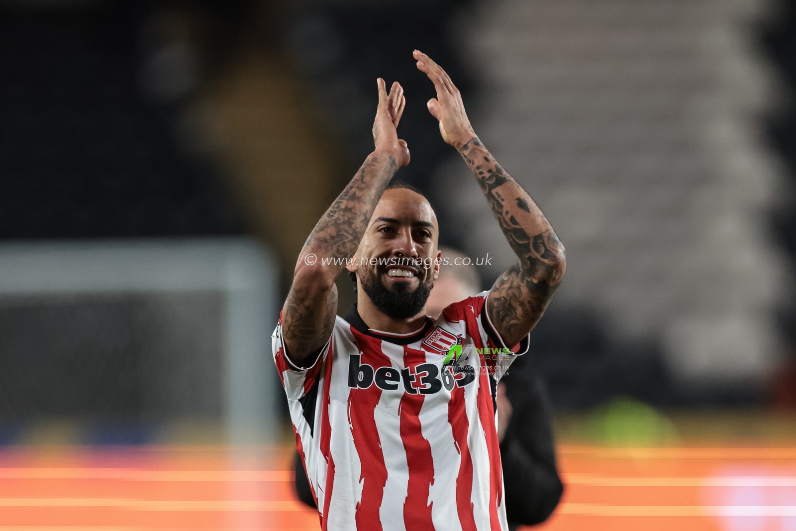Sorba Thomas of Stoke City applauds the fans after the final whistle during the Sky Bet Championship match Hull City vs Stoke City at MKM Stadium, Hull, United Kingdom, 1st January 2026

(Photo by Mark Cosgrove/News Images)

*** GER AUT SUI OUT ***